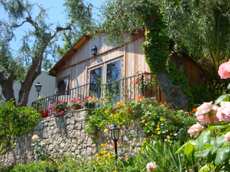 chalet dans le jardin